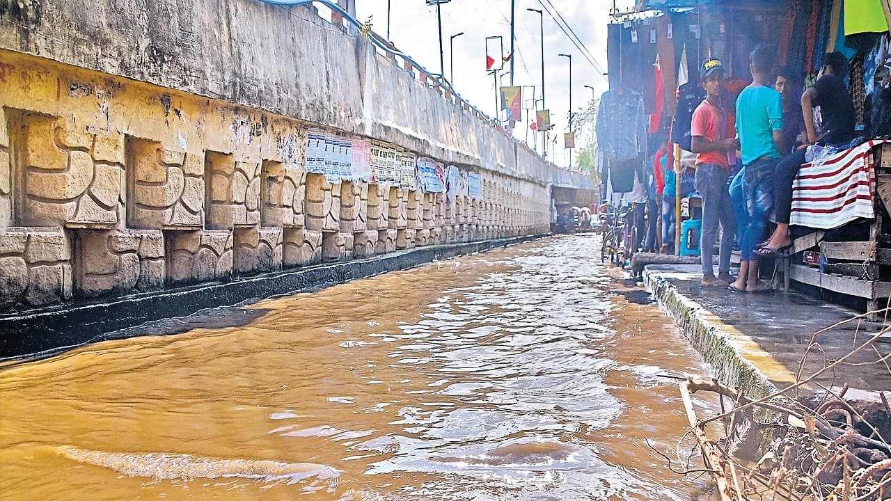 मुजफ्फरपुर में गंदे पानी की झील बन गयी मोतीझील, सुरक्षा की नहीं है कोई व्यवस्था