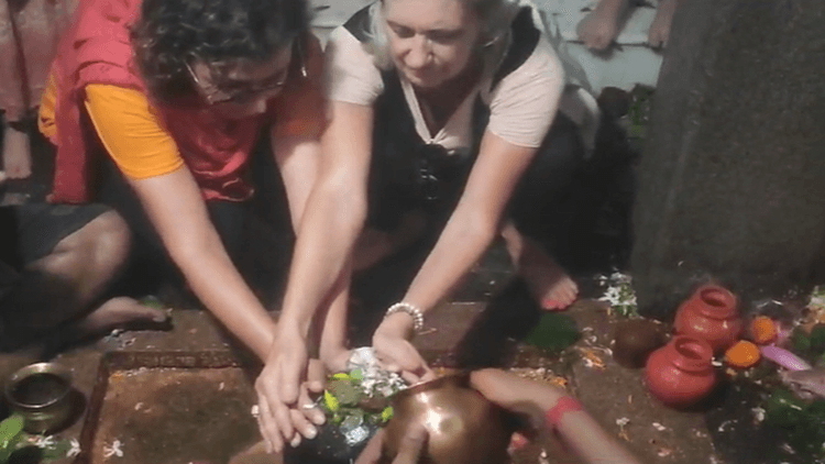 बिहार: बाबा सिद्धनाथ मंदिर में विदेशी पर्यटकों ने टेका माथा, गुफाओं का भ्रमण, देखें पूजा- अर्चना की तस्वीरें