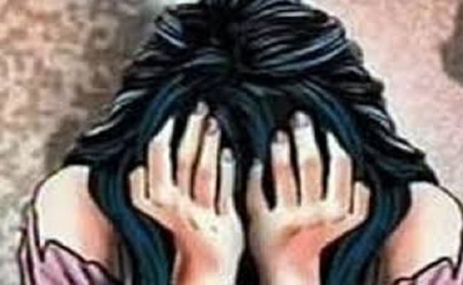 मैनपुरी में आधी रात विवाहिता के घर में घुसा युवक, तमंचा दिखा कर रहा था दुष्कर्म, तब तक पहुंच गया पति…