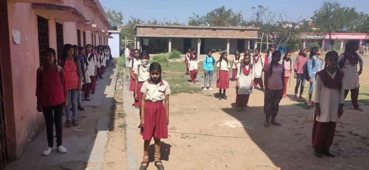 कोडरमा में उड़ रही है लॉकडाउन के नियमों की धज्जियां, छात्राओं को स्कूल बुलाकर दिया गया मध्यान भोजन का चावल