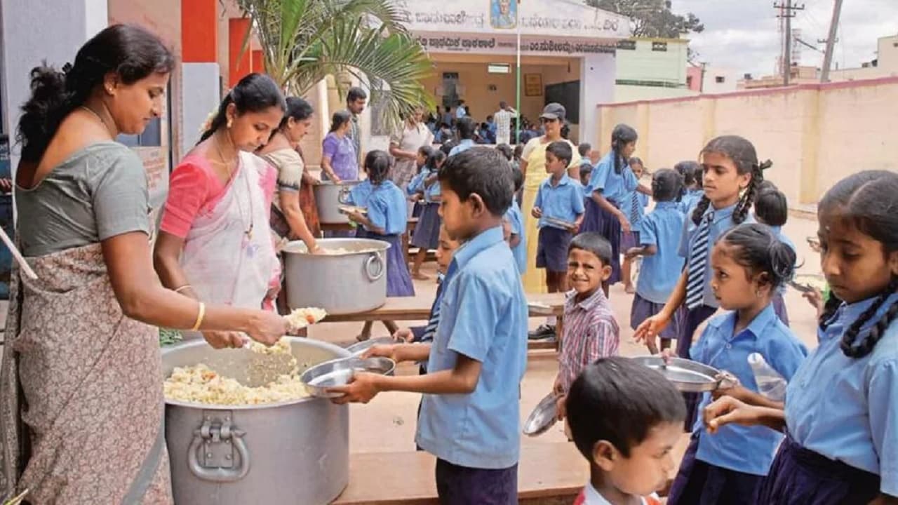 बिहार को मिड डे मील के लिए केंद्र से नहीं मिले 2000 करोड़ रुपये, इधर स्कूलों में लगातार मच रहा बवाल..
