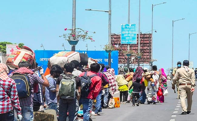 दिल्ली के किसान ने श्रमिकों को विमान से भेजा पटना, मजदूरों ने कहा- याद रहेगी पहली उड़ान