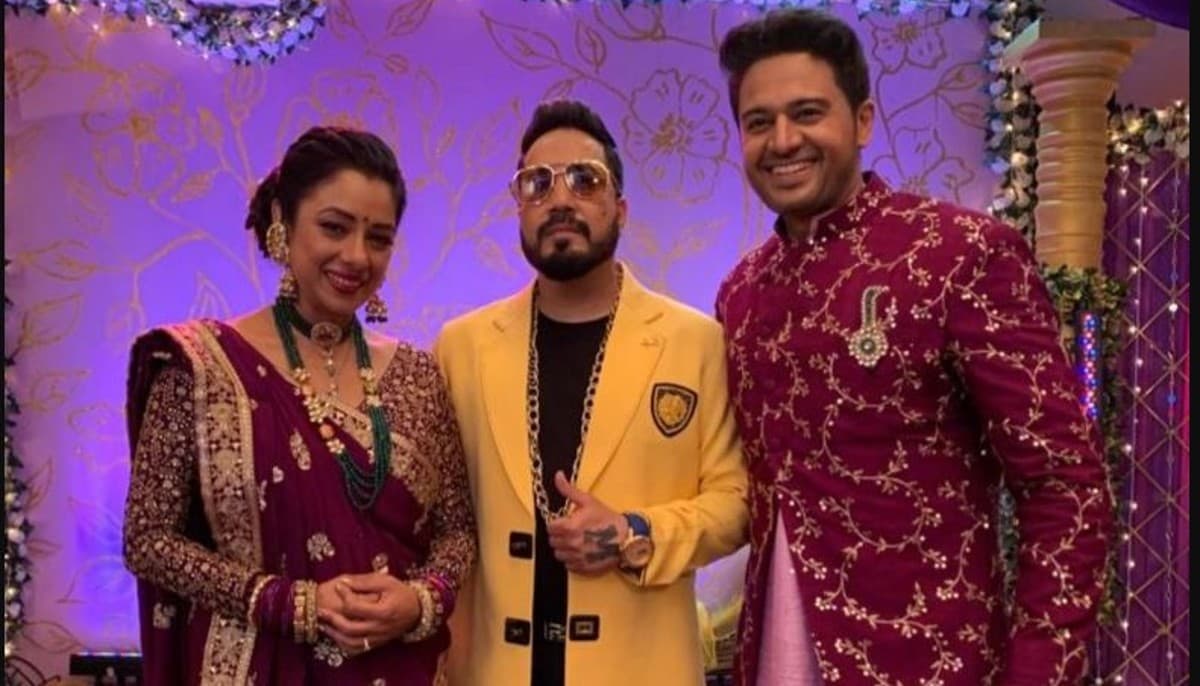 Anupamaa: अनुपमा और अनुज की संगीत सेरेमनी में शामिल होंगे मीका सिंह, पर्सनल लाइफ को लेकर किया ये खुलासा Anupamaa: अनुपमा और अनुज की संगीत सेरेमनी में शामिल होंगे मीका सिंह, पर्सनल लाइफ को लेकर किया ये खुलासा