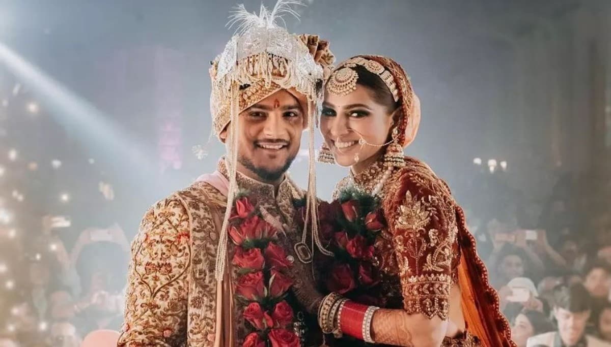 सिंगर मिलिंद गाबा ने गर्लफ्रेंड प्रिया बेनीवाल संग रचाई शादी, तसवीरें सोशल मीडिया पर वायरल