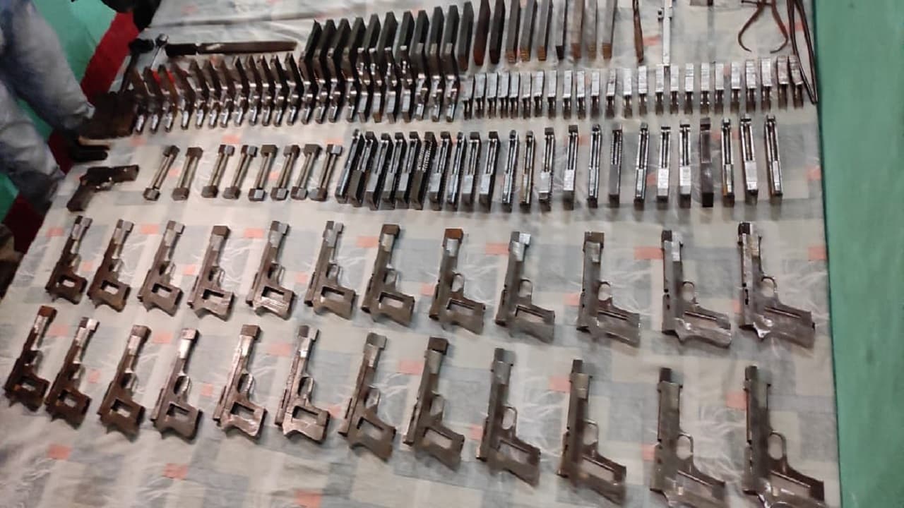 Jharkhand Crime News: झारखंड में मिनी गन फैक्ट्री का खुलासा, कोलकाता STF ने महिला समेत 6 को किया अरेस्ट Jharkhand Crime News: झारखंड में मिनी गन फैक्ट्री का खुलासा, कोलकाता STF ने महिला समेत 6 को किया अरेस्ट