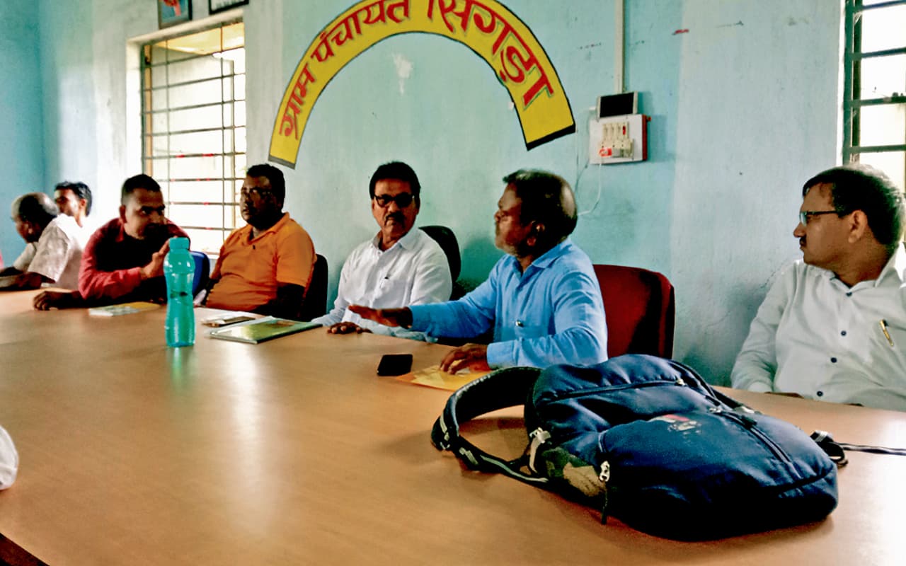 धनबाद के महुदा में पीने का पानी नहीं मिलने से उग्र हुई महिलाएं, अधिकारियों को ही बना लिया बंधक