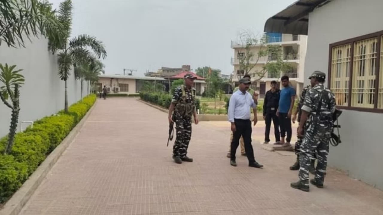 बिहार: जदयू एमएलसी राधा चरण सेठ और लालू यादव के करीबी सुभाष यादव के यहां छापेमारी, कई मामलों में हो रही जांच