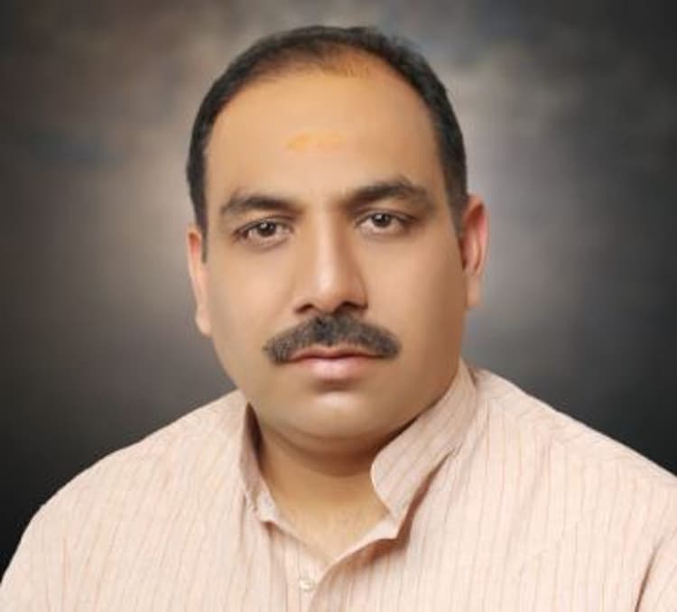 कांग्रेस महानगर अध्यक्ष राघवेंद्र चौबे पर केस दर्ज, वाहन से मिला था प्रियंका-सोनिया के फोटो लगा पंपलेट