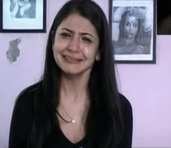 आखिर ग्लिसरीन लगाकर क्यों रो रही हैं अनुष्का शर्मा? सोशल मीडिया पर वायरल हो रहा ये VIDEO