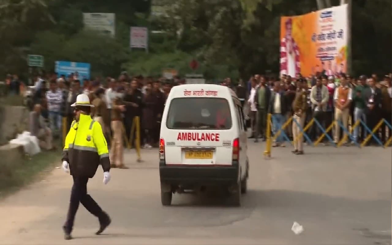 Himachal Election 2022: एंबुलेंस को रास्ता देने के लिए पीएम मोदी ने रोका अपना काफिला, देखें वीडियो Himachal Election 2022: एंबुलेंस को रास्ता देने के लिए पीएम मोदी ने रोका अपना काफिला, देखें वीडियो