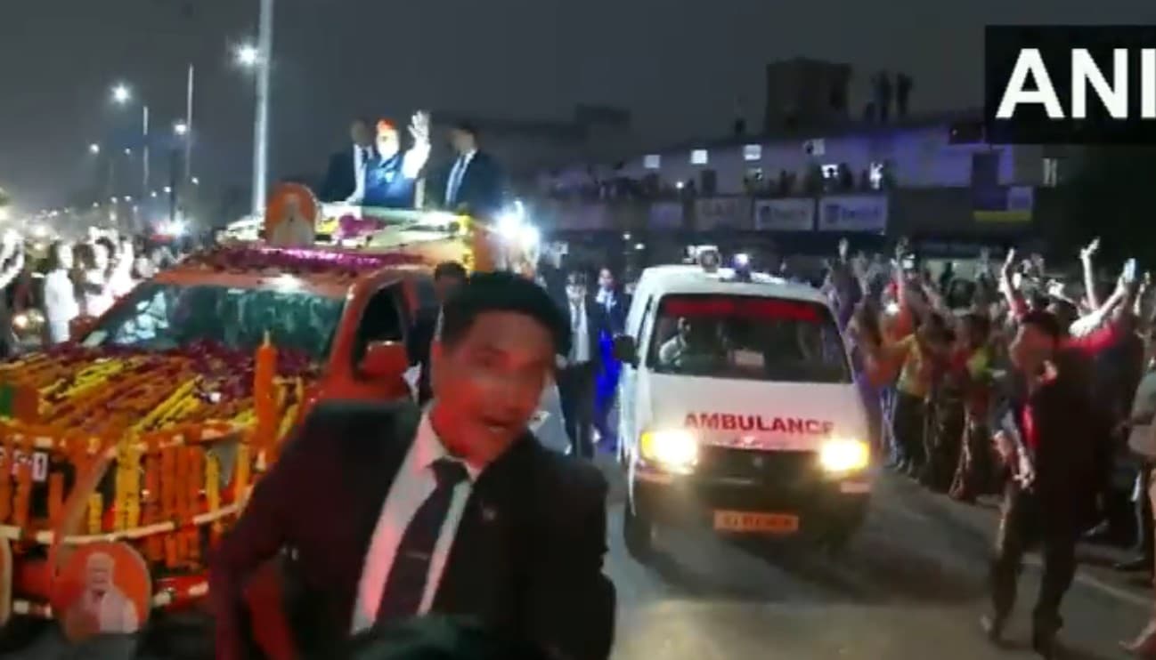 गुजरात चुनाव 2022: ...और जब एंबुलेंस के लिए पीएम नरेंद्र मोदी ने रोक दिया अपना काफिला, देखें PHOTO