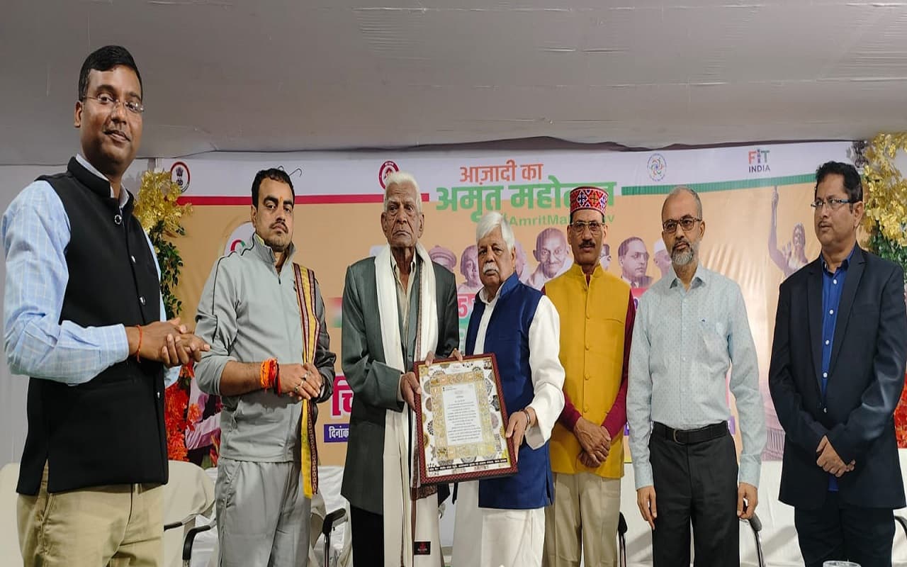 केंद्रीय संचार ब्यूरो की चित्र प्रदर्शनी : पलामू MP बीडी राम ने किया उद्घाटन, समाजसेवी मोहन बाबू सम्मानित