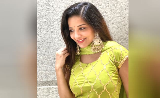 फैंस का दिल धड़का रही मोनालिसा की ये तसवीर, अंदाज देखकर आप भी हो जाएंगे मदहोश