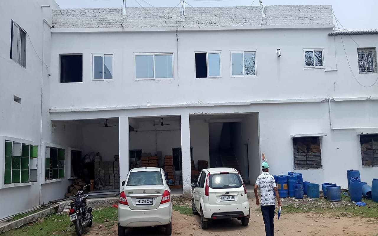 झारखंड: मदर हैचरी में नकाबपोश अपराधियों का तांडव, बंधक बनाकर सोने की चेन समेत 14 लाख रुपये की लूट झारखंड: मदर हैचरी में नकाबपोश अपराधियों का तांडव, बंधक बनाकर सोने की चेन समेत 14 लाख रुपये की लूट