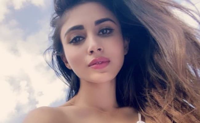 मौनी रॉय ने सीढ़ियों पर कराया बोल्ड फोटोशूट, क्रॉप टॉप में बेहद हॉट दिखीं 'नागिन' एक्ट्रेस, Viral Photos