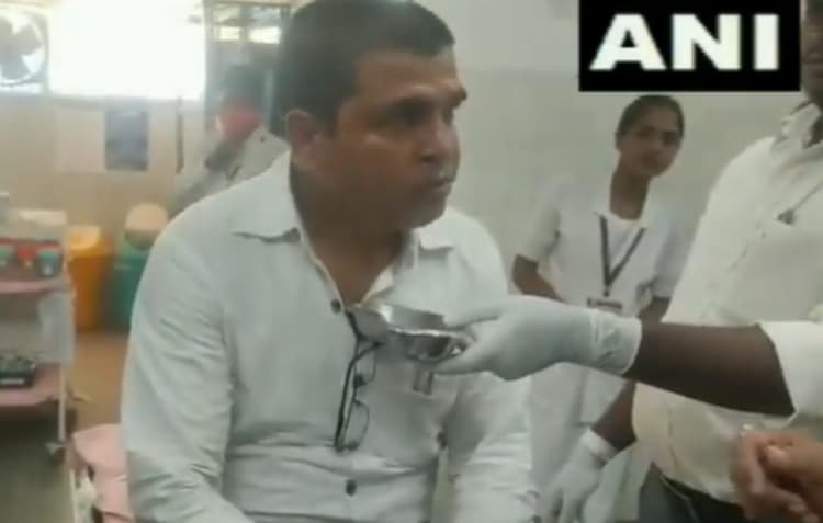 MP Viral Video: लोकायुक्त ने रंगे हाथों पकड़ा तो घूस के पैसे चबा गया पटवारी, देखें वीडियो