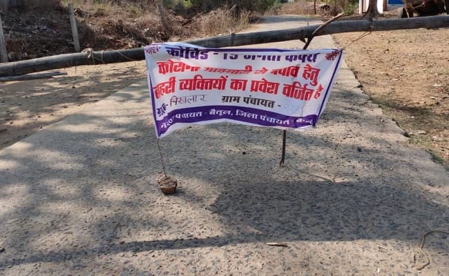 कोरोना के खिलाफ जंग में महिलाओं ने संभाला मोर्चा, पूरे गांव को लॉक कर रोका कोरोना संक्रमण