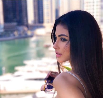 मौनी रॉय क्रॉप टॉप में दिखीं बेहद ग्लैमरस, वायरल हो रही इन तसवीरों पर आया फैंस का दिल, PHOTOS