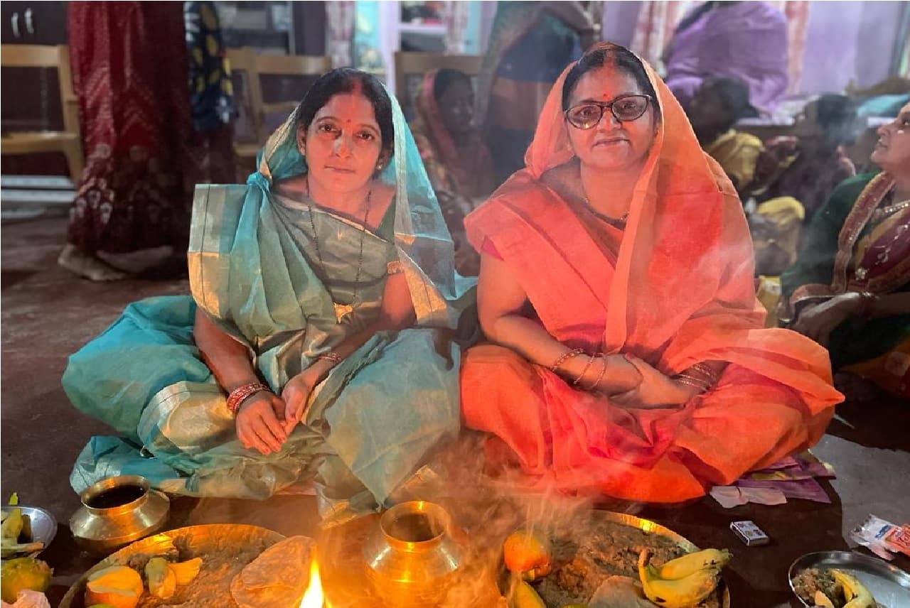 Chhath Puja 2022 : पटना में छठव्रतियों ने ऐसे किया खरना, देखें तस्वीरें