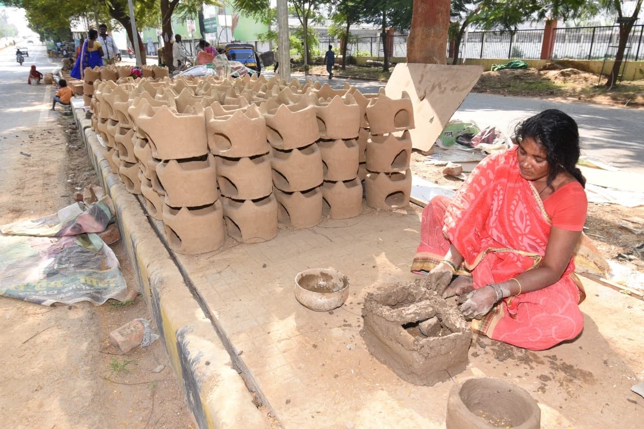 पटना में सांप्रदायिक सौहार्द की मिसाल कायम करता छठ पर्व, मुस्लिम महिलाएं प्रसाद के लिए बनाती हैं चूल्हा पटना में सांप्रदायिक सौहार्द की मिसाल कायम करता छठ पर्व, मुस्लिम महिलाएं प्रसाद के लिए बनाती हैं चूल्हा