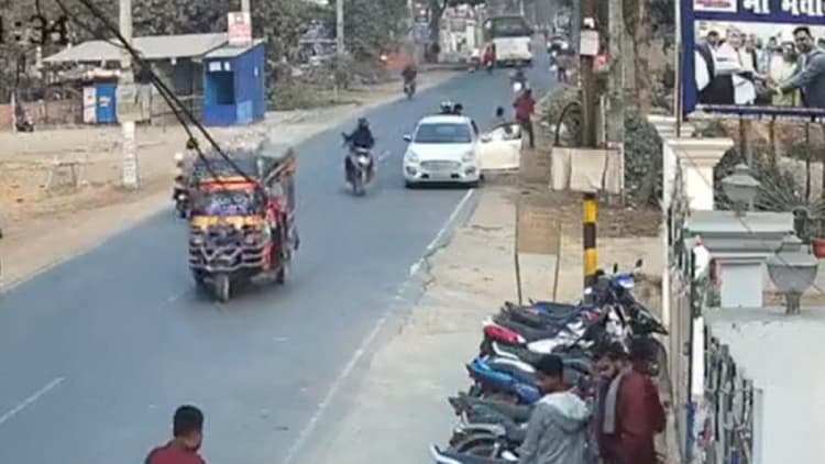 Video: मुजफ्फरपुर में लड़की को दिनदहाड़े कार में उठाया, सामने आया दिल दहला देने वाला वीडियो