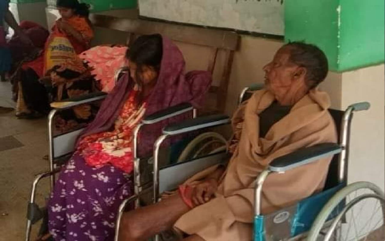 बर्दवान में नबान्न समारोह का खाना खाने से एक ही परिवार के आठ लोग हुए बीमार, पहुंचे अस्पताल बर्दवान में नबान्न समारोह का खाना खाने से एक ही परिवार के आठ लोग हुए बीमार, पहुंचे अस्पताल