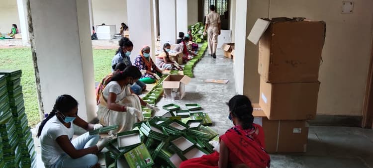 कोरोना की जंग जीतने के लिए मुख्यमंत्री राहत किट तैयार कर रहीं सखी मंडल की दीदियां व आंगनबाड़ी सेविकाएं, ये है हेमंत सोरेन सरकार का प्लान