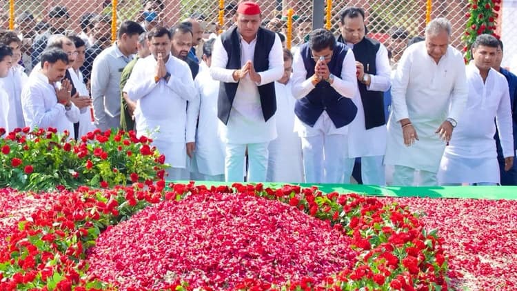 मुलायम सिंह यादव को पहली पुण्यतिथि पर श्रद्धांजलि देने के लिए सैफई उमड़ा, अखिलेश यादव-डिंपल ने किया हवन