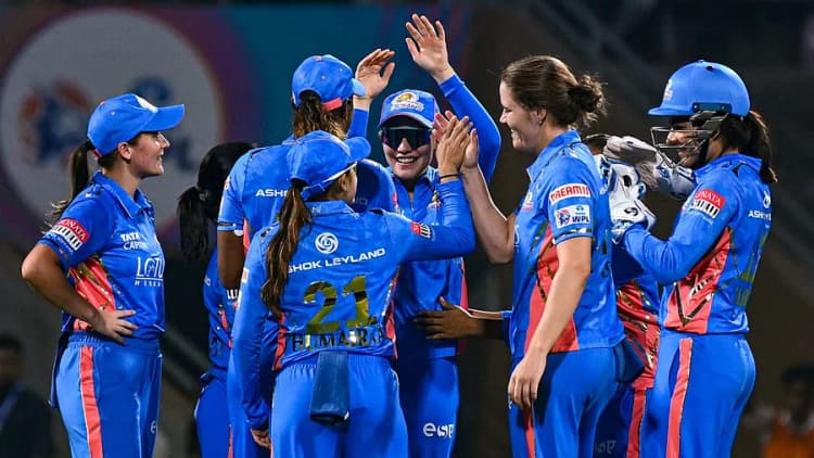 WPL Points Table 2023: लगातार चौथी जीत दर्ज कर मुंबई इंडियंस पहुंची प्लेऑफ के करीब, जानें बाकी टीमों का हाल