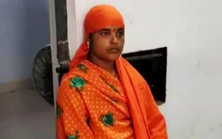 छत्तीसगढ़ में छेड़छाड़ से परेशान महिला ने सब्जी बेचने वाले को जिंदा जलाया, हंसिया से भी किया हमला