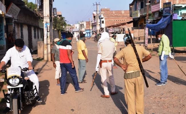 Bihar News Update : कोरोना संदिग्ध परिवार को लाने गयी मेडिकल टीम पर हमला, पुलिस वाहन को भी किया क्षतिग्रस्त