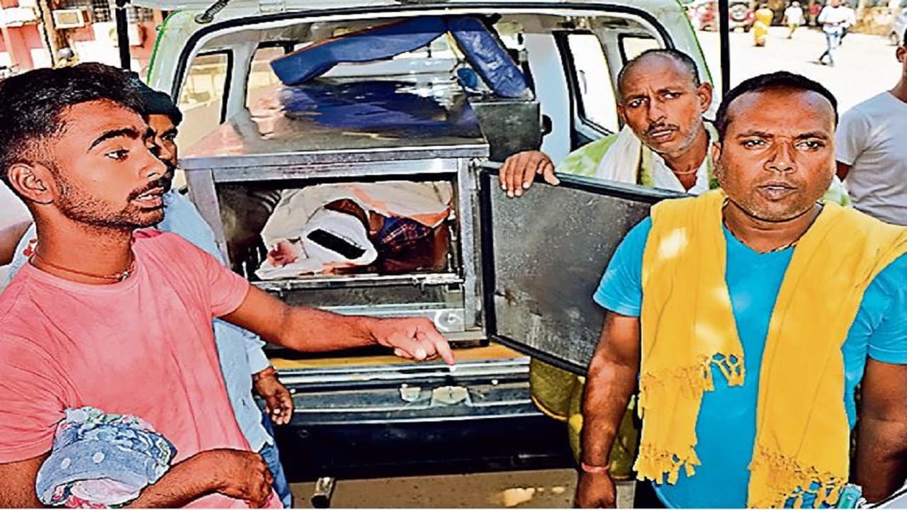 Bihar: मुंगेर पुलिस पर वाहन चेकिंग के दौरान हत्या का आरोप, युवक की मौत के बाद मचा बवाल, जानें मामला