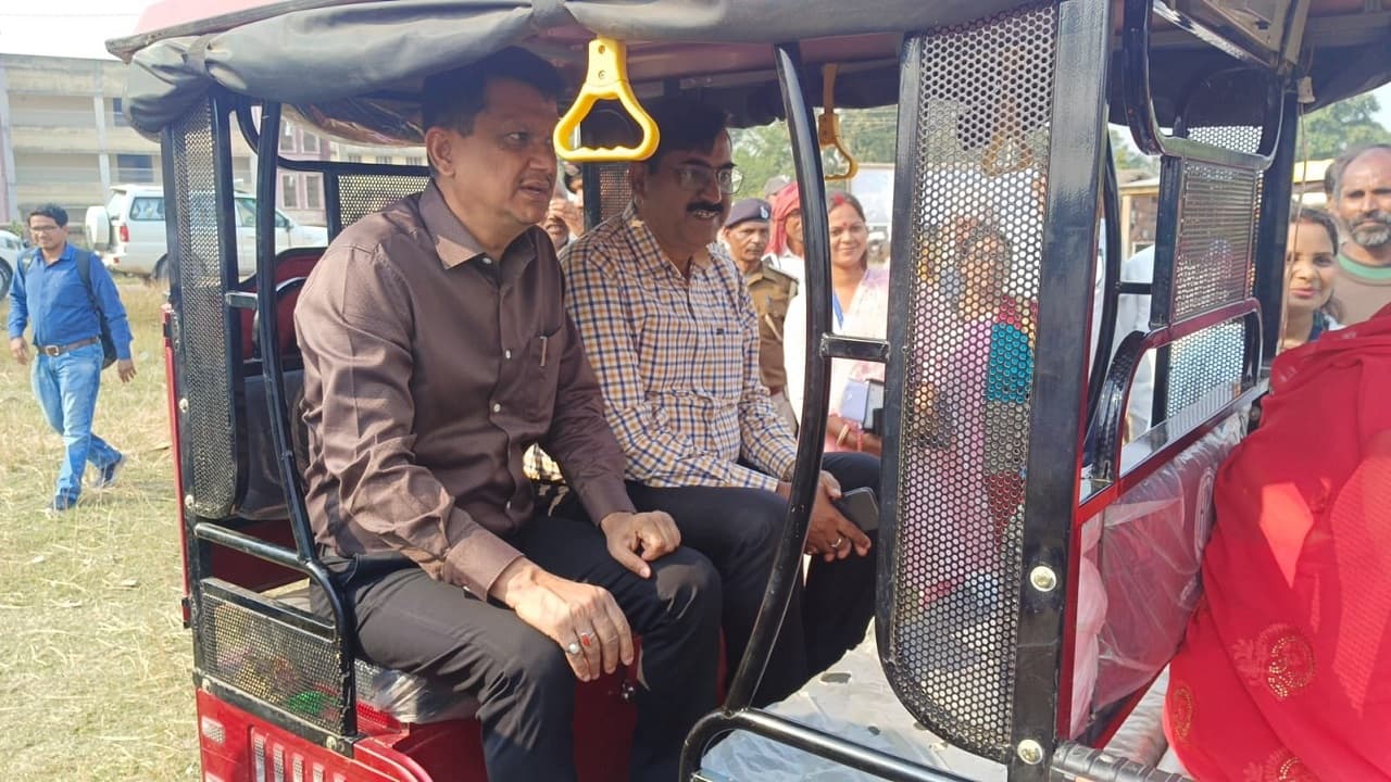Bihar: मुंगेर डीएम जब करने लगे ई-रिक्शा की सवारी, बच्चों के बीच कक्षा में बैठे तो शिक्षकों के छूटे पसीने
