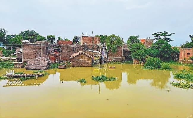 बेगूसराय में नदी के बढ़ते जलस्तर से दहशत में ग्रामीण, गंगा को मनाने के लिए पूजा का सहारा लेती महिलाएं
