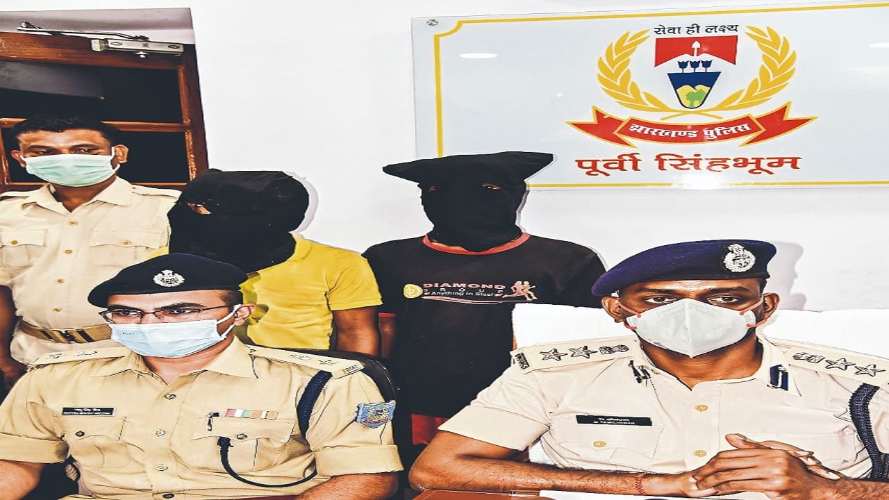 Jharkhand News: झारखंड में तीन पत्नियों के विवाद में पति की पत्थर से कूचकर हत्या, चार आरोपी अरेस्ट Jharkhand News: झारखंड में तीन पत्नियों के विवाद में पति की पत्थर से कूचकर हत्या, चार आरोपी अरेस्ट