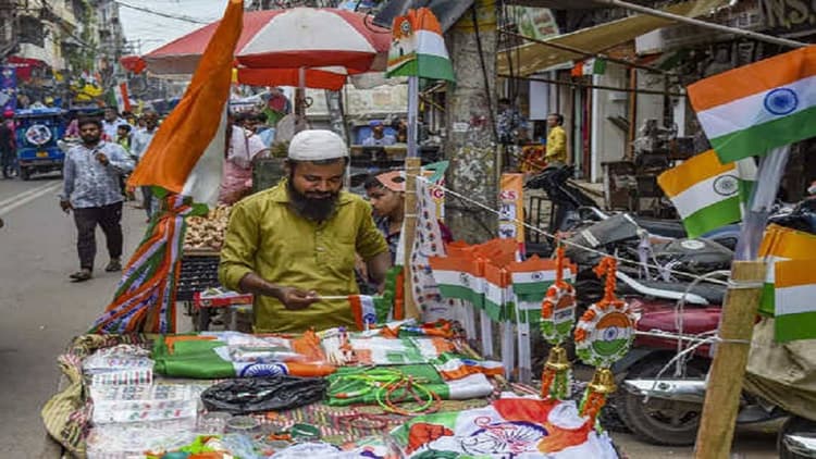 बिहार: स्वतंत्रता दिवस के लिए तिरंगा सहित कई सामानों से सजा बाजार, उमड़े खरीददार, देखें तस्वीरें