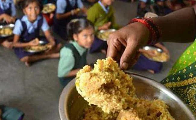 बिहार: गोपालगंज के स्कूल के मिड डे मील में मिला कीड़ा, बच्चों में मची अफरा तफरी