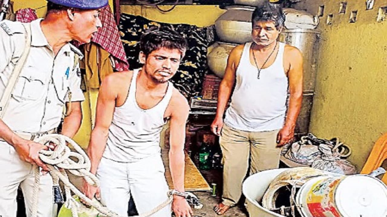 Bihar News: मुजफ्फरपुर में दो मंजिले घर में बन रही थी देसी शराब, छापेमारी में तस्कर धराया, पत्नी फरार