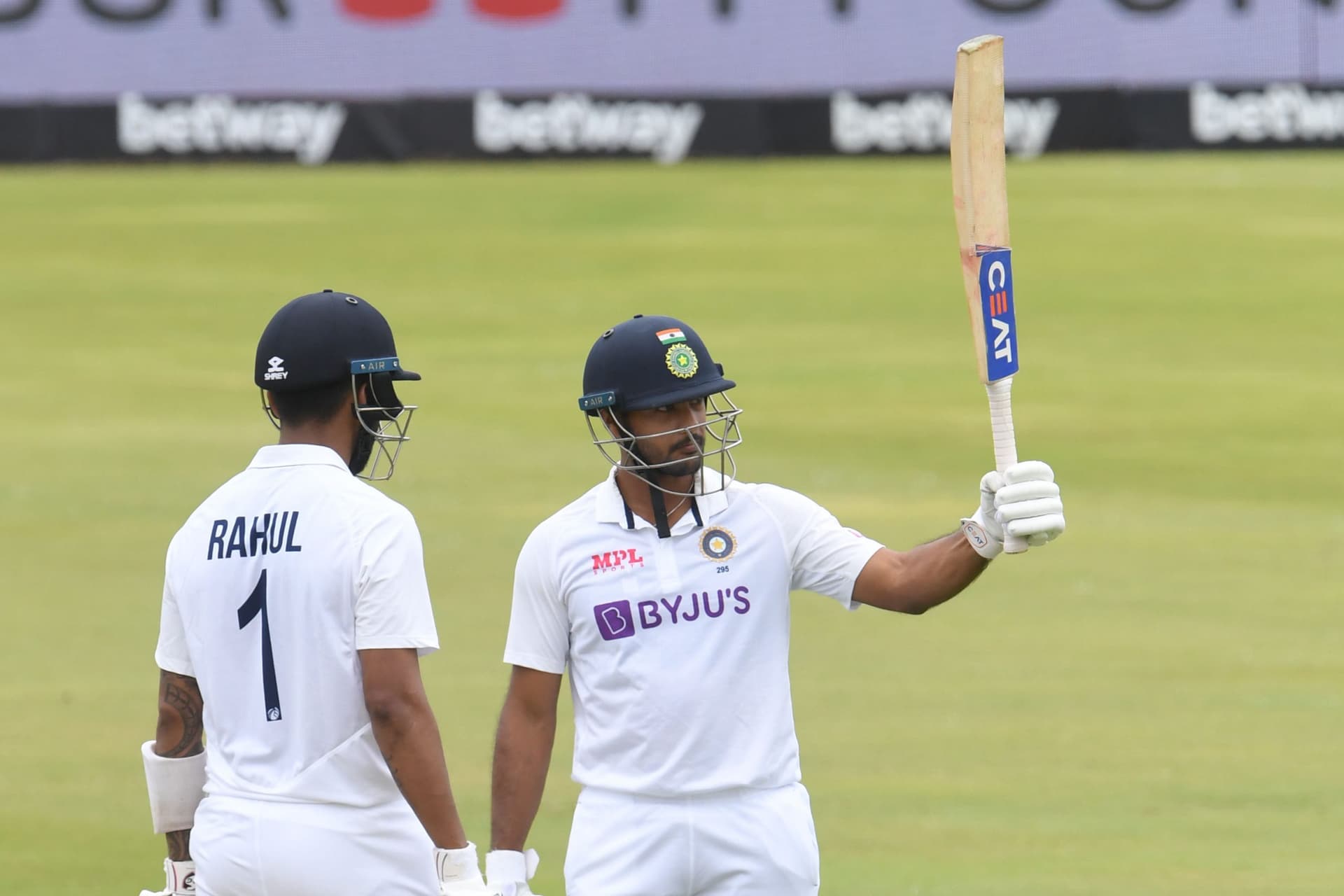 IND vs SA: राहुल द्रविड़ की ट्रेनिंग ने पलट दी इस खिलाड़ी की किस्मत, अब लगातार दिखा रहा अपने बल्ले से जौहर IND vs SA: राहुल द्रविड़ की ट्रेनिंग ने पलट दी इस खिलाड़ी की किस्मत, अब लगातार दिखा रहा अपने बल्ले से जौहर