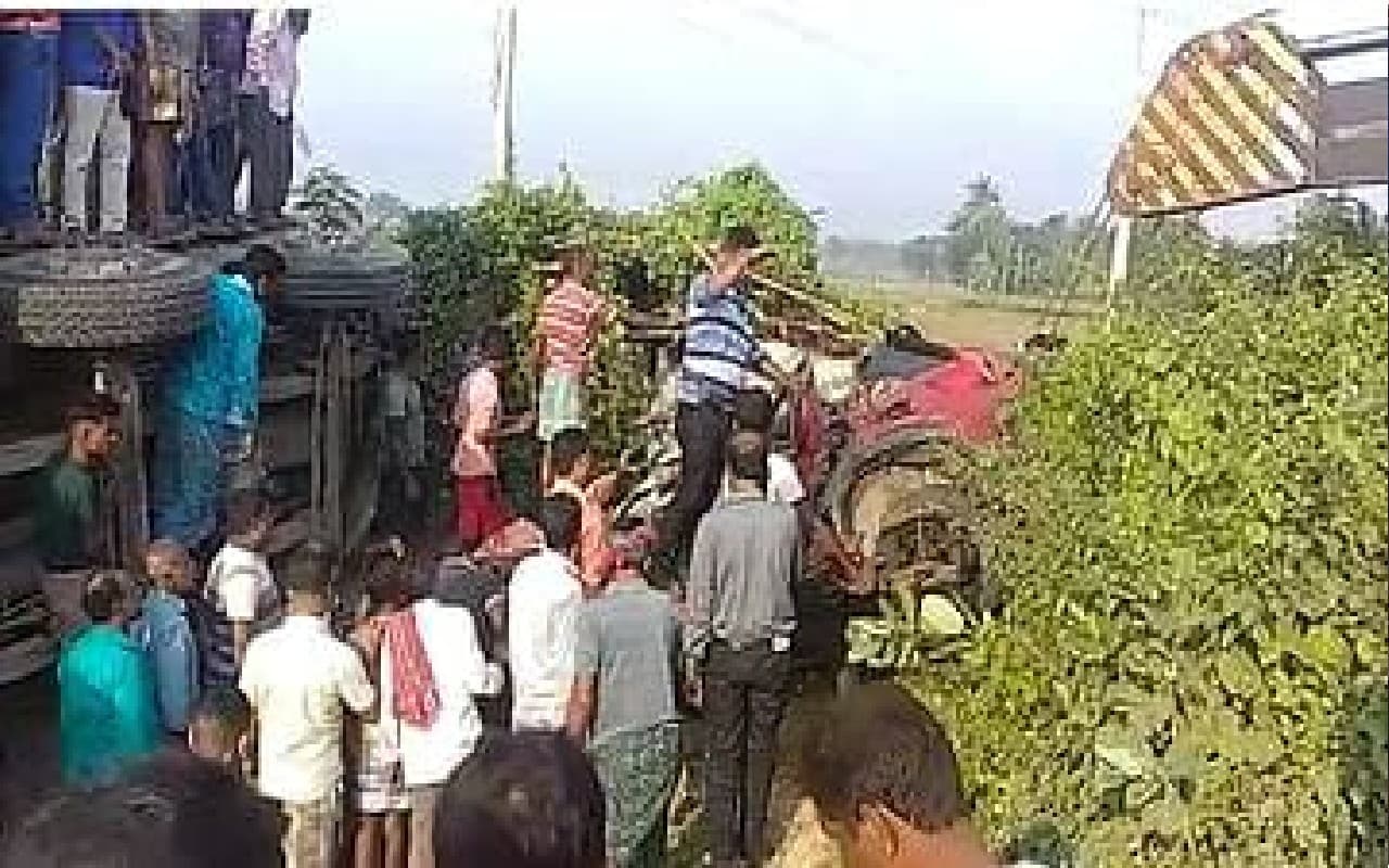 पश्चिम बंगाल : नदिया में दर्दनाक हादसा, ट्रक और कार की टक्कर में दो बच्चों समेत 5 लोगों की मौत पश्चिम बंगाल : नदिया में दर्दनाक हादसा, ट्रक और कार की टक्कर में दो बच्चों समेत 5 लोगों की मौत