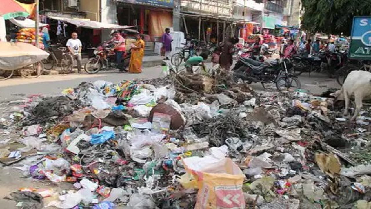 नगर निगम कर्मचारियों की हड़ताल से पसरी गंदगी, सरकार ने 2दिनों में मांगे नहीं मानी तो बंद होगा शहर का पानी