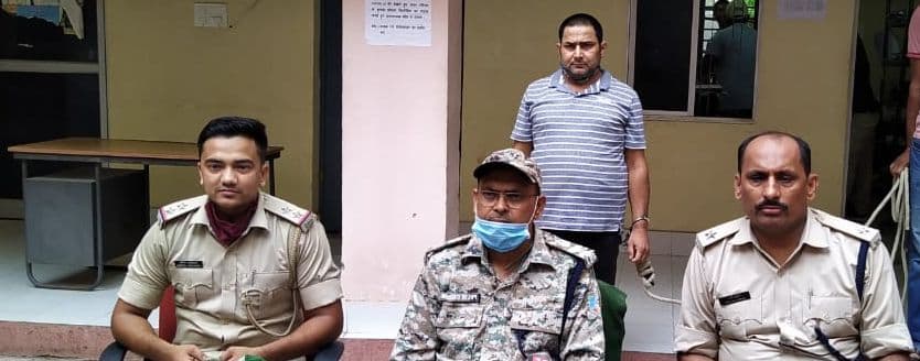 जहरीली शराब पिलाकर 22 लोगों को मौत की नींद सुलाने वाला माफिया नरेश सिंघानिया गिरफ्तार, झारखंड पुलिस को बड़ी सफलता जहरीली शराब पिलाकर 22 लोगों को मौत की नींद सुलाने वाला माफिया नरेश सिंघानिया गिरफ्तार, झारखंड पुलिस को बड़ी सफलता