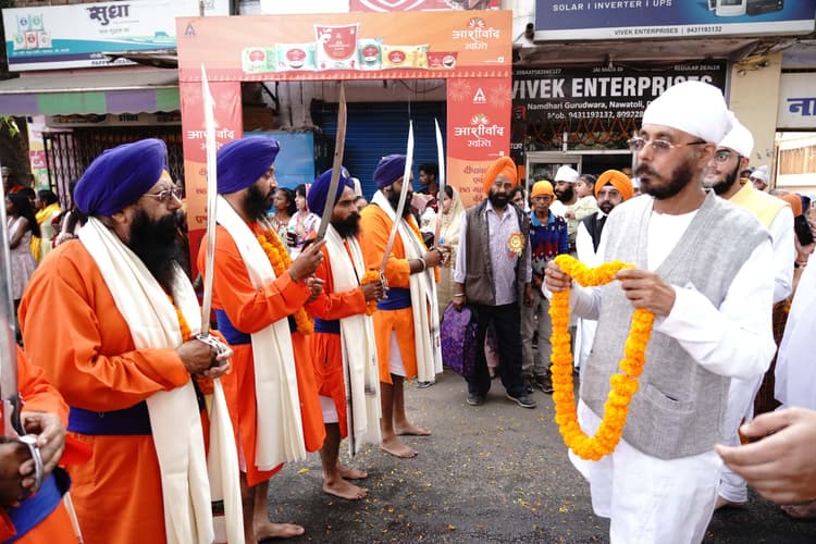 नानक देव के प्रकाश पर्व पर निकली भव्य शोभायात्रा : सतगुरु नानक प्रगटया, मिटी धुंध जग चानन होया..., देखें PHOTO