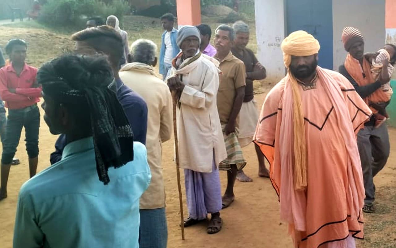 चेन्नई कमाने गया नरेश सिंह 14 साल बाद शंभुनाथ बनकर लौटा गढ़वा, देखते ही पत्नी का हुआ ये हाल