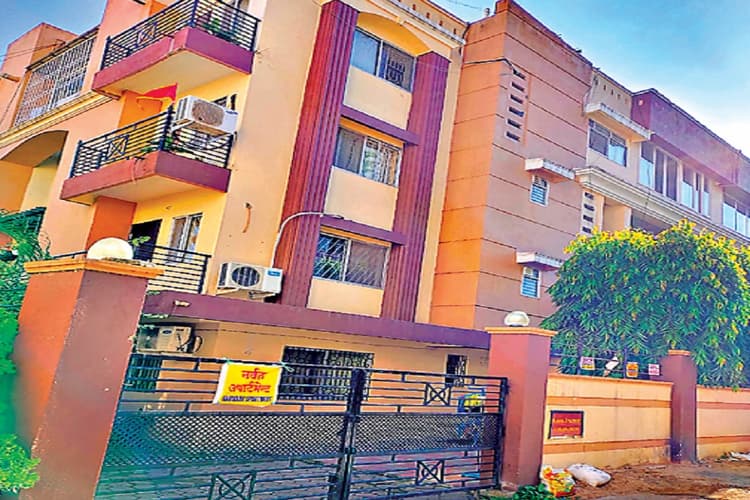 रांची के नर्मदा अपार्टमेंट की कहानी: जल निकासी की सुविधा नहीं, पार्किंग एरिया में बनाया फ्लैट