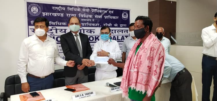 National Lok Adalat 2021 : रांची में 11 साल पुराना विवाद निपटा, सड़क हादसे में घायल जंगु उरांव को मिला मुआवजा