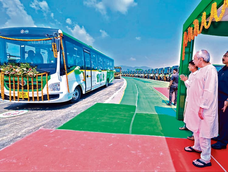 दुर्गा पूजा से पहले ओडिशा में लक्ष्मी बस सेवा की सौगात, नवीन पटनायक ने 36 बसों को दिखाई हरी झंडी