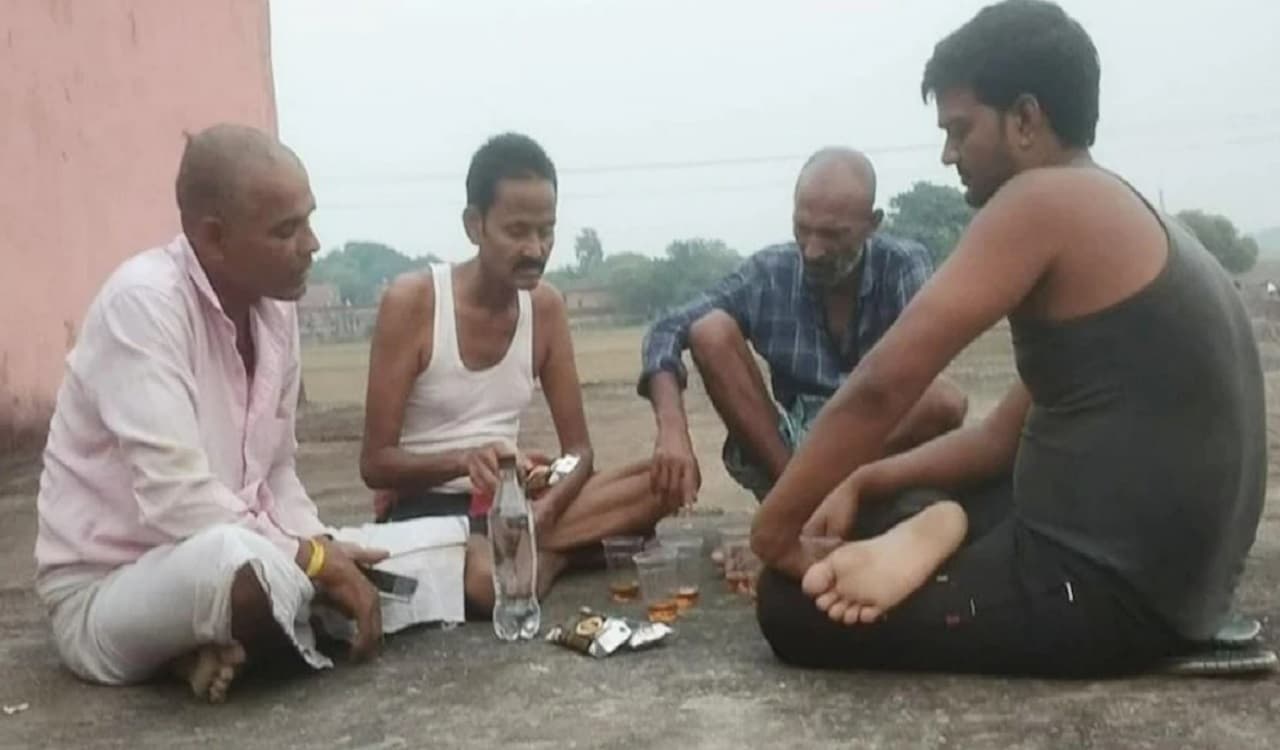 Bihar: शराबबंदी जमकर हुई शराब की पार्टी, आरा के सरकारी स्कूल में छलका जाम