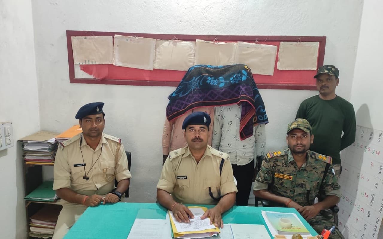 Jharkhand Naxal News: झारखंड की बंदगांव पुलिस ने नक्सली समेत दो आरोपियों को दबोचा, भेजा जेल