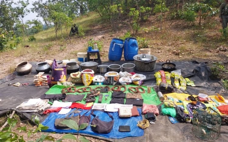 कोल्हान के जंगल में सर्च ऑपरेशन, स्पाइक होल से सीआरपीएफ सब इंस्पेक्टर घायल, नक्सलियों का कैंप ध्वस्त